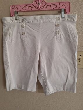 Soho Sz XL White Elastic Bermuda Shorts Stretchy